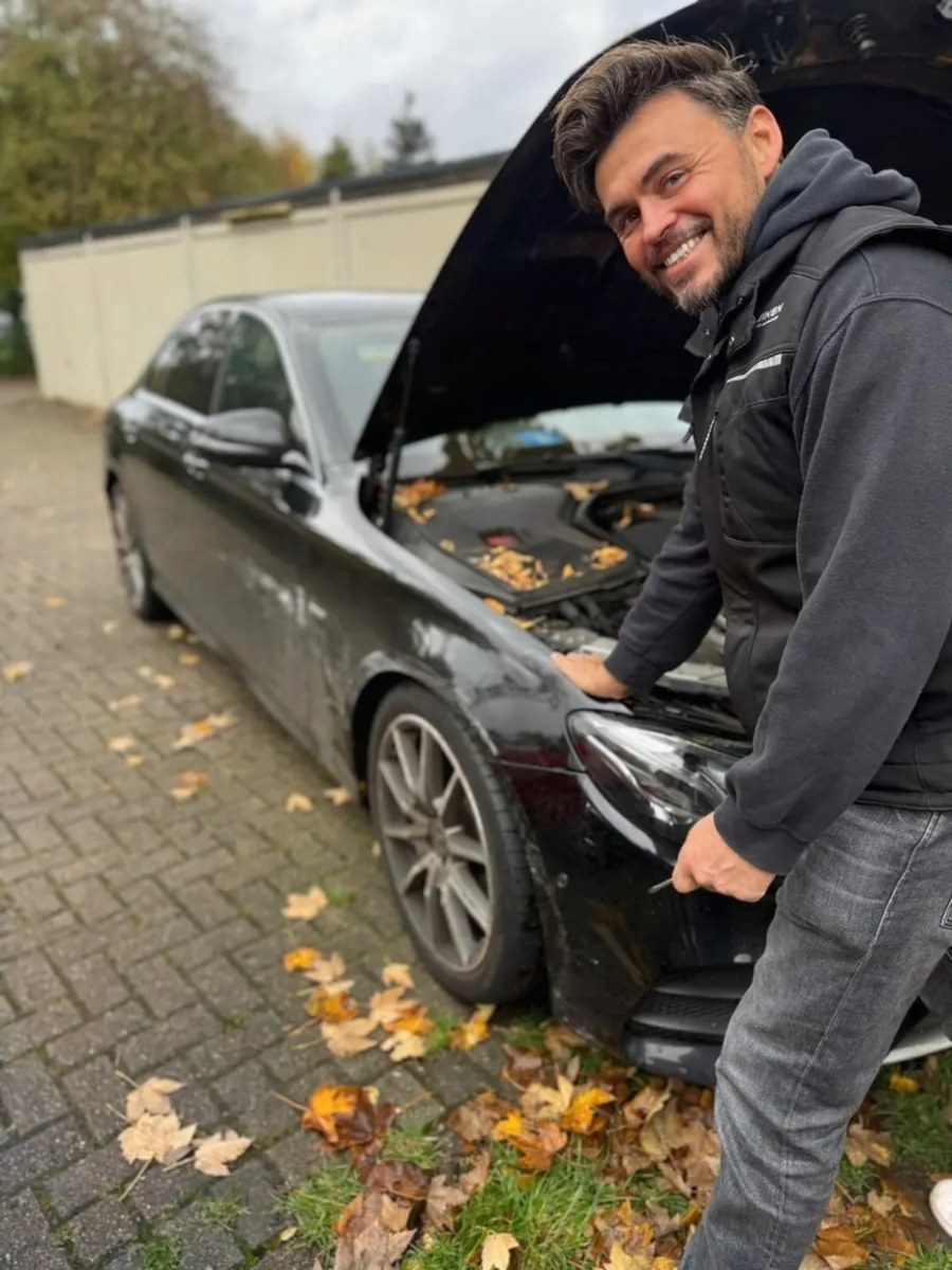 Kfz Gutachter für Voerde: Carsten Heiken bei der Fahrzeugbegutachtung