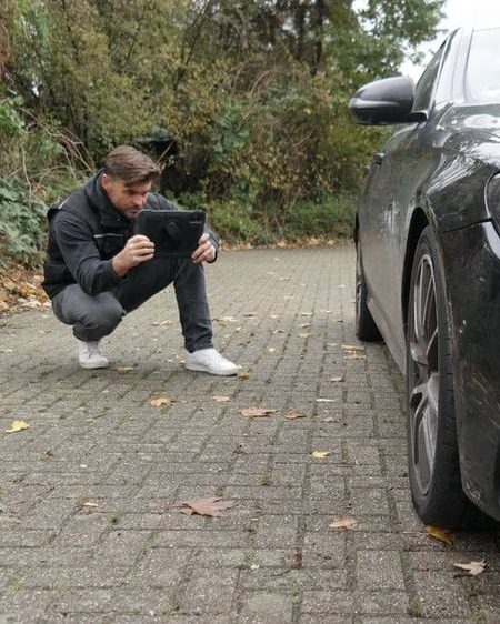 Carsten Heiken fotografiert ein Fahrzeug bei der Besichtigung in Voerde